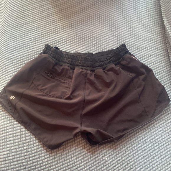 Lululemon- hotty hot shorts size 6 - Picture 2 of 2